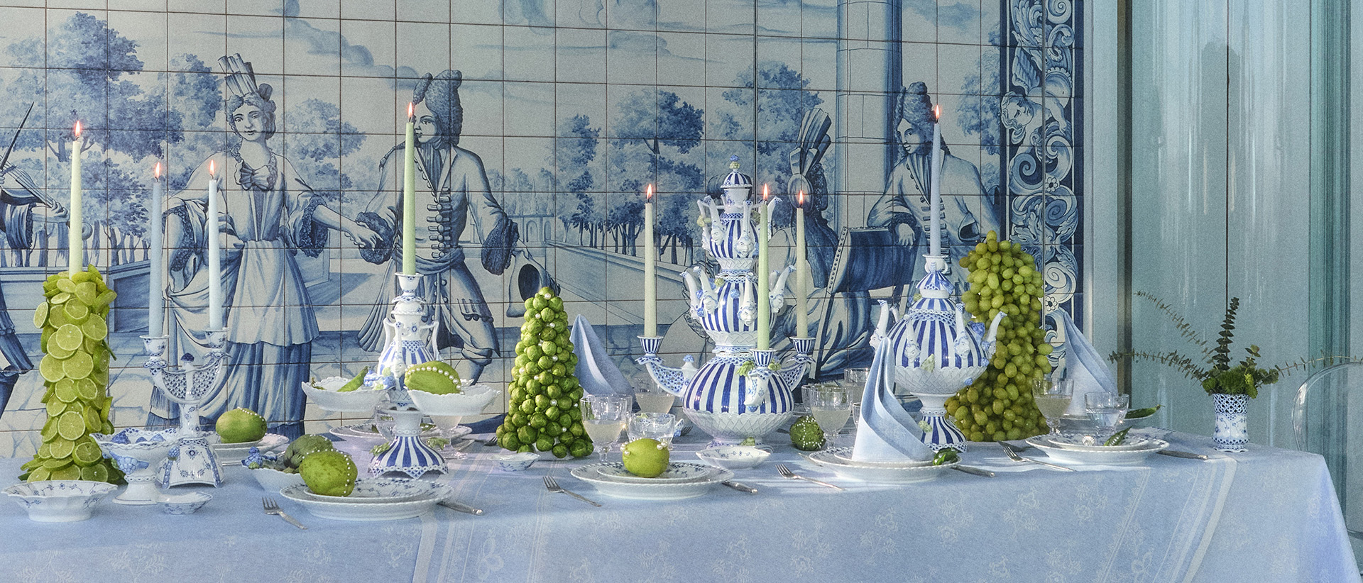 Ein Tisch mit vielen einzigartigen Porzellanstücken von Royal Copenhagen
